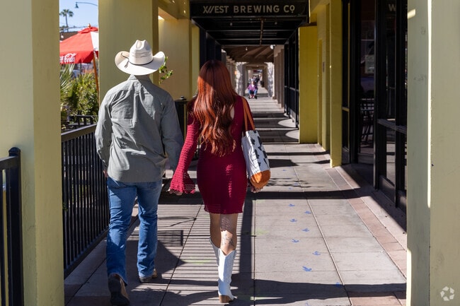 Central Mesa is close to Downtown Mesa with many hotspot shops and restaurants.
