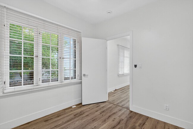 405 W 3rd St unit I, Long Beach, CA 90802 - photo 3