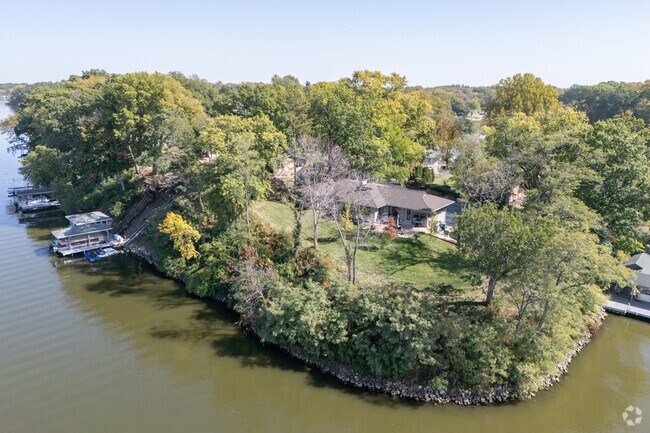 A peninsula with a ranch style home in the Bayview neighborhood brings lake views to the fore.