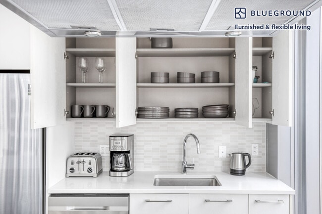 8 E Huron St unit FL10-ID124, Chicago, IL 60611 - photo 7