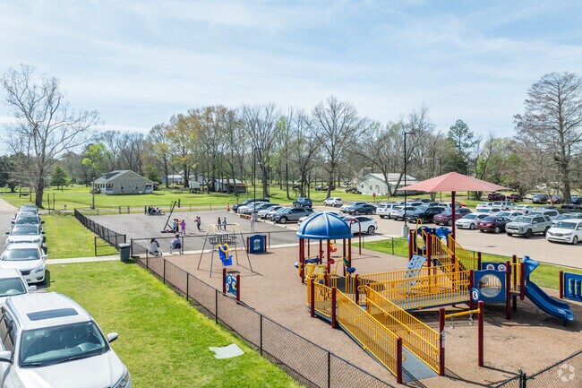 Pelahatchie Elementary School serves 406 students.