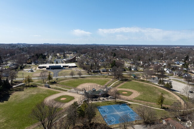 Maplewood has several large sports complexes, including the Maplewood Recreation Complex,