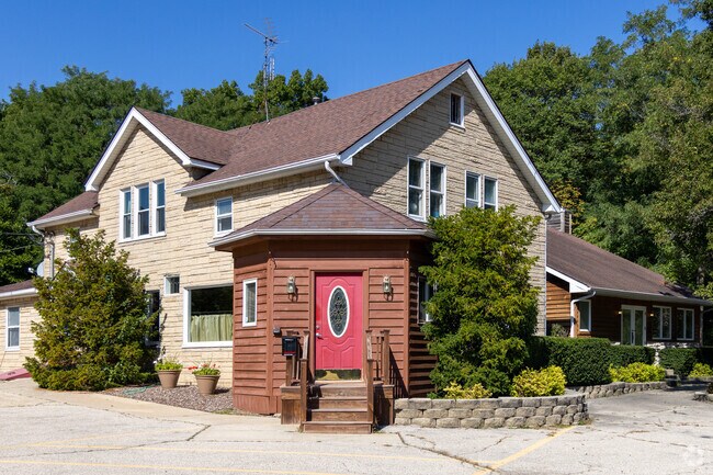 The Red Oak Restaurant in Bristol is a close dining option for Paris residents.