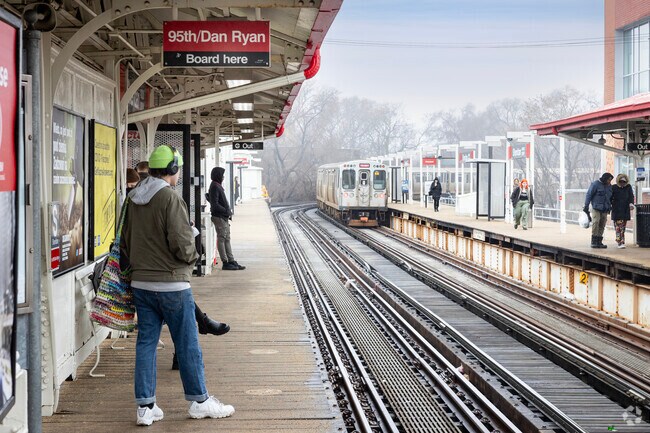 Sheridan Red Line station connects Buena Park commuters to downtown Chicago and beyond.