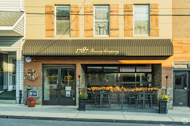 Mellow brewpub with a few sidewalk tables offering classic comfort eats and beer.