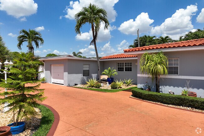 Some ranch homes have Spanish Colonial red-tiled roofs.