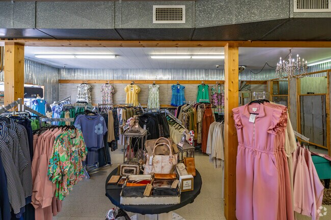 Boutique 72 has apparel and jewelery for all women in Tuscumbia.