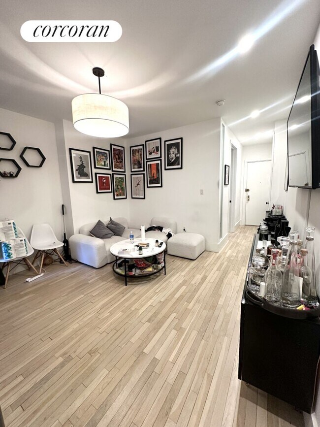 324 W 47th St, New York, NY 10036