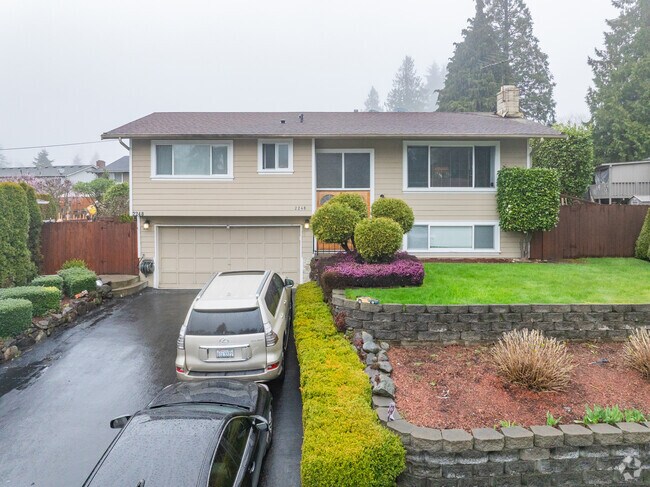 Split-level homes are by far the most common architectual style in Laurelwood.