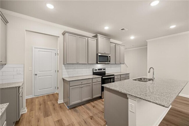 1084 Georgian Point Dr, Lawrenceville, GA 30045 - photo 5