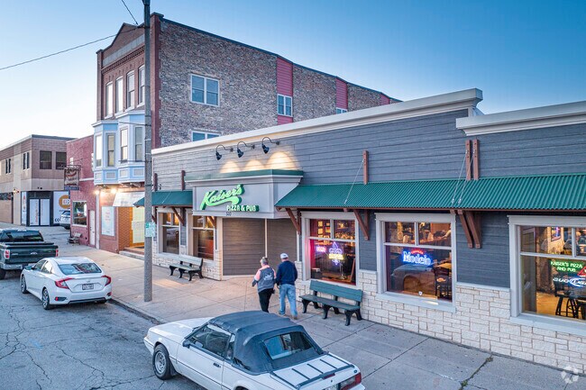 Stop in for a cold one and a hot pizza at Kaisers Pizza and Pub in Harbor Side.