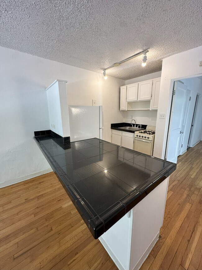 Courtyard on Vine, Denver, CO 80206 - photo 2