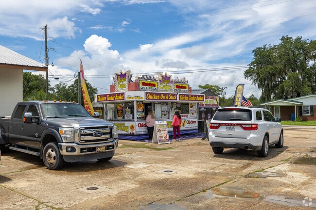 Ragin Cajun serves up chicken on a stick and southern sides in Wewahitchka.