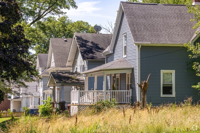 Four square and bungalow style homes are the most common architecture in Jackson Oaks.