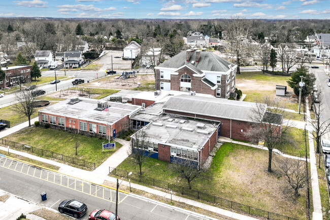 Laurel Springs School has a student-teacher ratio of 12-1.