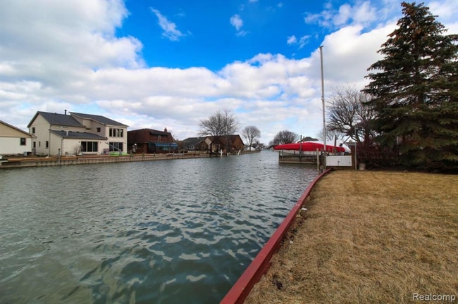 37752 Huron Pointe Dr, Harrison Township, MI 48045 - photo 4