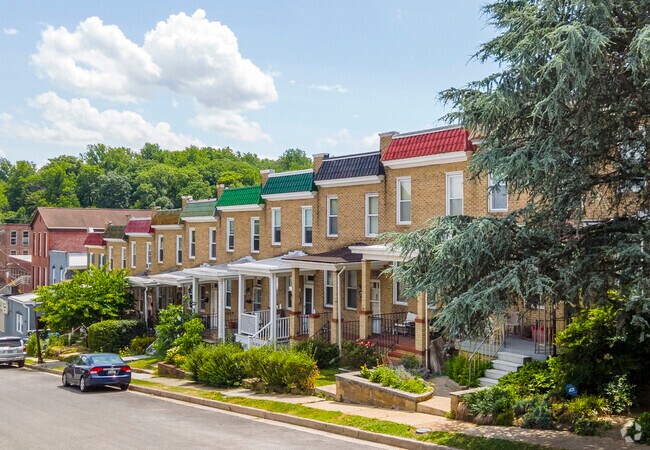 Many row homes in Woodberry have small front porches.