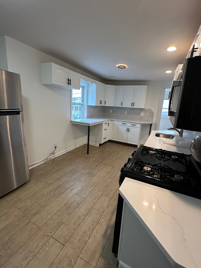 94 Carlton Ave unit 2BR plus BONUSROOM, East Rutherford, NJ 07073 - photo 4