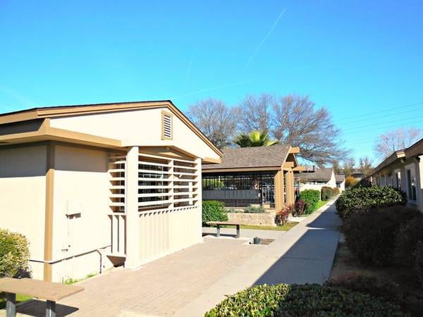 210 W Dakota Ave unit 210-D, Fresno, CA 93705 - photo 2