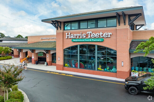 Harris Teeter near Figure 8 Island offers gourmet groceries and coastal conveniences, perfect for enhancing the island’s relaxed lifestyle.