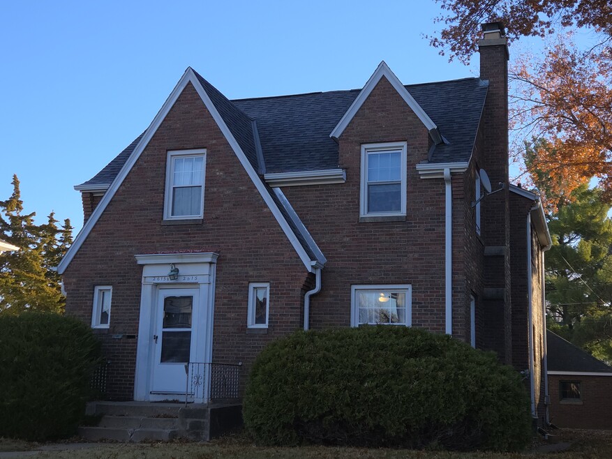 2615 Davenport Ave unit Apartment 1, Davenport, IA 52803 - photo 1