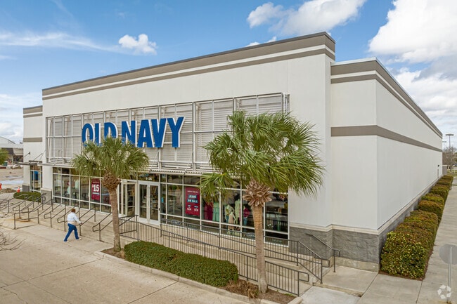 Elmwood Shopping Center features a variety of big box stores and popular national chains for all your retail needs.