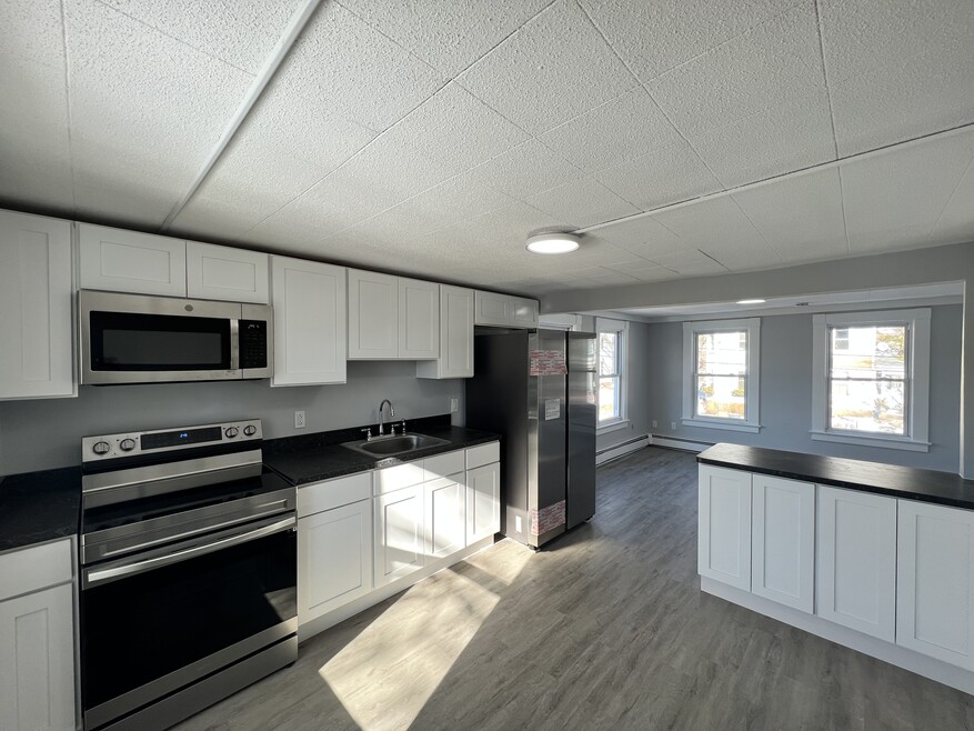 Kitchen w/ new appliances, peninsula