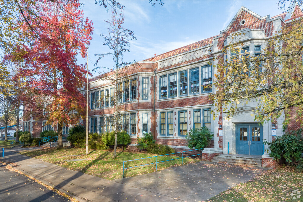 Duniway Elementary on S Reed College Pl in Portland was constructed in 1927.