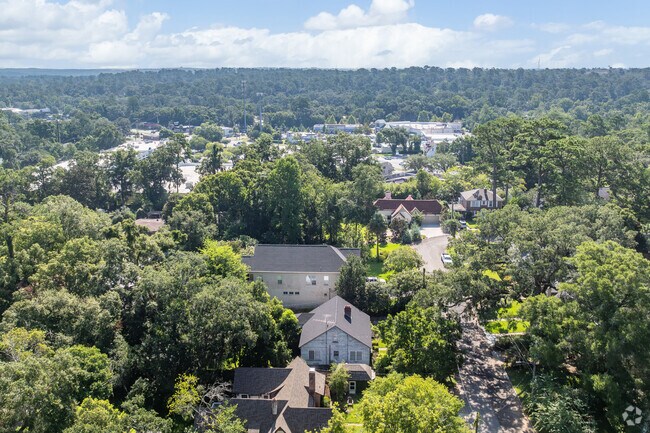 The beautiful Lake Ella community is the perfect place to settle down.