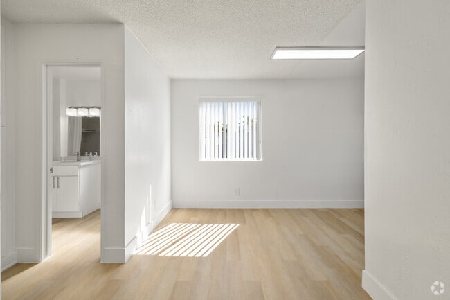 1BR, 1BA - 560SF - Dining Room