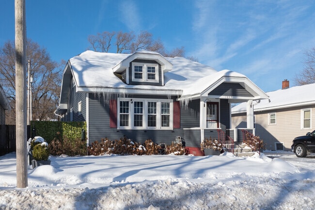 Smaller bungalow style homes are common in Marsh Field.