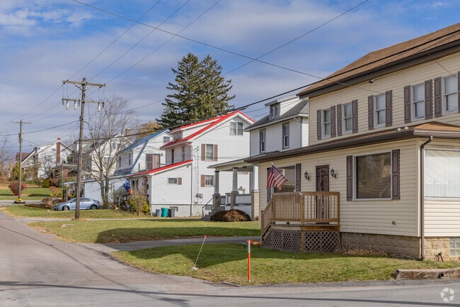 Small clusters of residential areas are scattered throughout the farm land in Lincoln.
