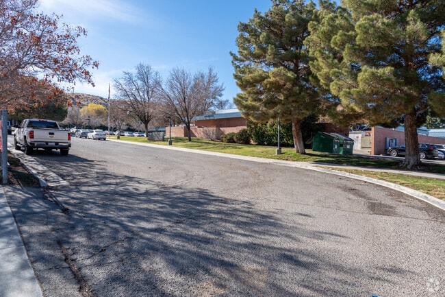 The student-teacher ratio at Hillview Middle School is 22:1.