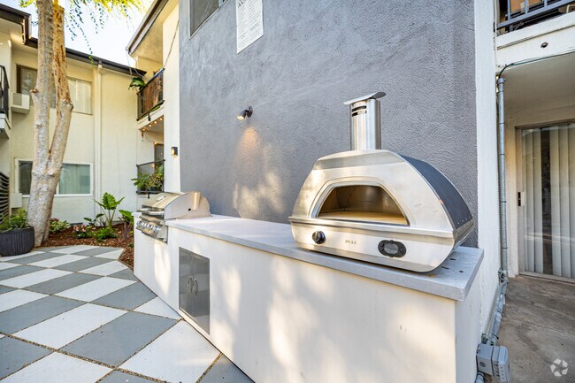 The Regal Villa Apts...Gorgeous Newly Remodeled 2 Bedroom.. Prime Location! CALL NOW!, Los Angeles, CA 90068 - photo 6