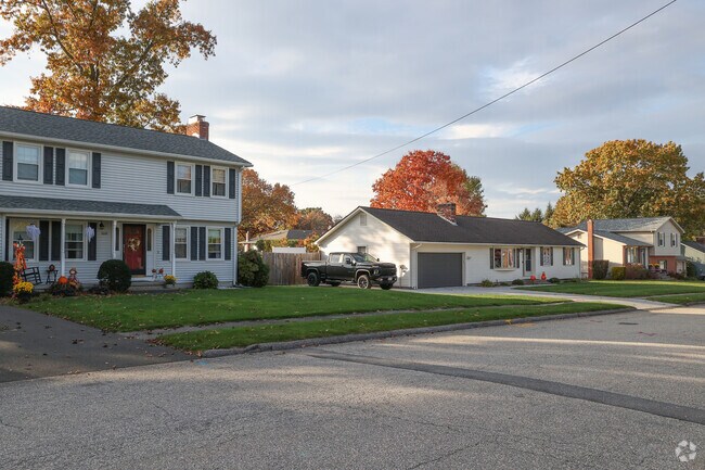 A variety of homes line the street in the Burnett Rd neighborhood.