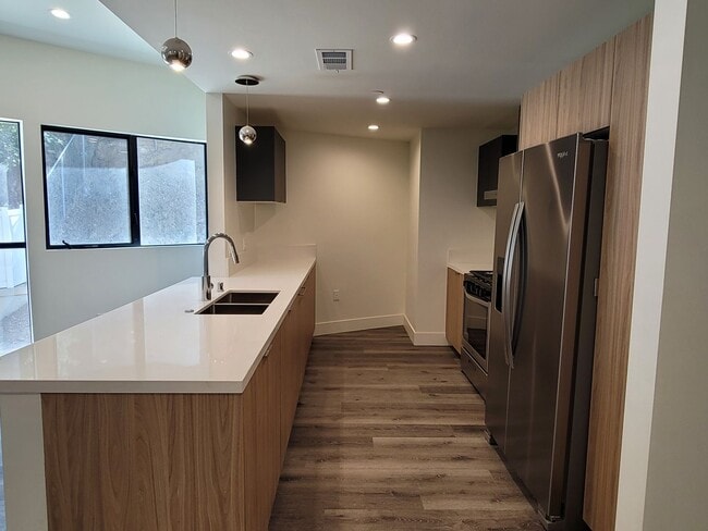 862 Moraga Dr unit 203, Los Angeles, CA 90049 - photo 7