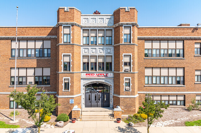 Red Apple Elementary School serves about 283 students in Racine, WI.