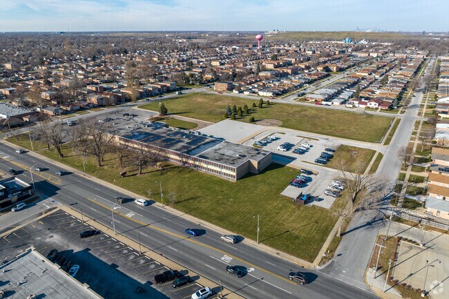 Caroline Sibley Elementary School is conveniently located in a residential area.