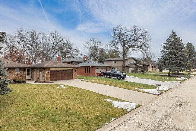 Large ranch style homes with large lots line the streets of Navajo Hills in Palos Heights.