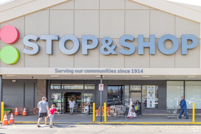 Eltingville residents like the Stop & Shop for the low prices and fresh food.