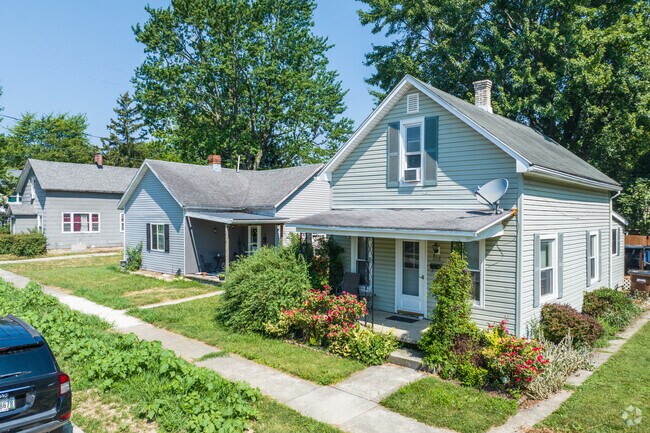 There are many styles of home in the city of Ada including ranch and craftsman.