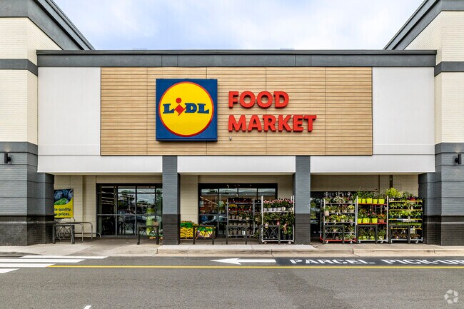Lidl in Sugarland Run is the place to grab fresh groceries and delicious meals.