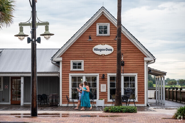 Village of Tall Trees residents can grab a sweet treat at Häagen-Dazs in Lake Sumter Landing.