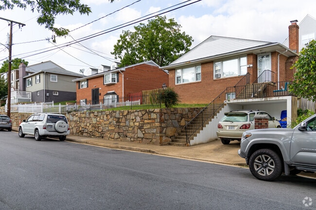 There are many different homes styles situated next to each other in High View Park.