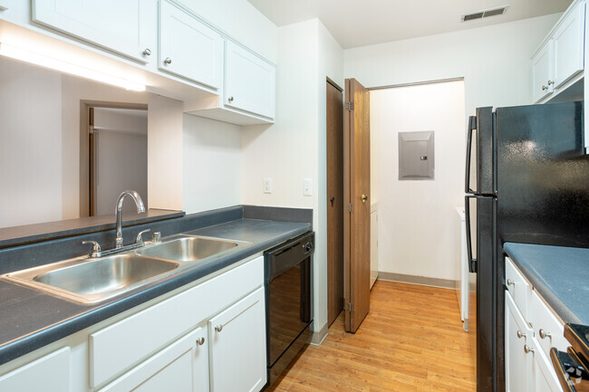 2 BR, 2 BA - The Crest, 940 SF