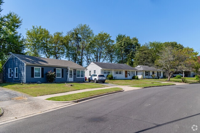 River Oaks is home to Ranch style homes.
