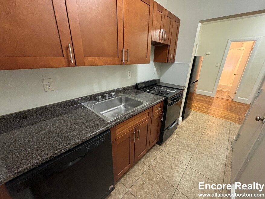 85 Lancaster Terrace unit 107, Brookline, MA 02446 - photo 1