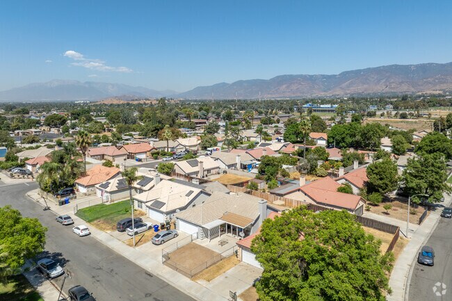 Lankershim is a quiet suburban area with a variety of housing for a variety of income types.