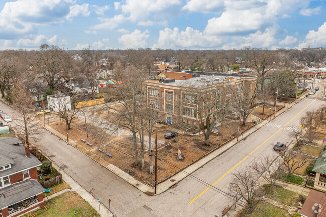 Peabody Elementary has a 16:1 Student-Teacher ratio.