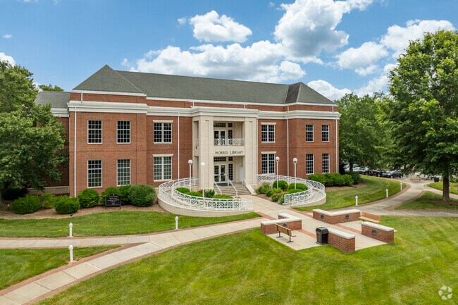The campus of Gaston Early College High School prepares learners for a traditional college.